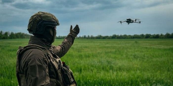 Боец российской оккупационной армии с дроном. Фото из открытых источников