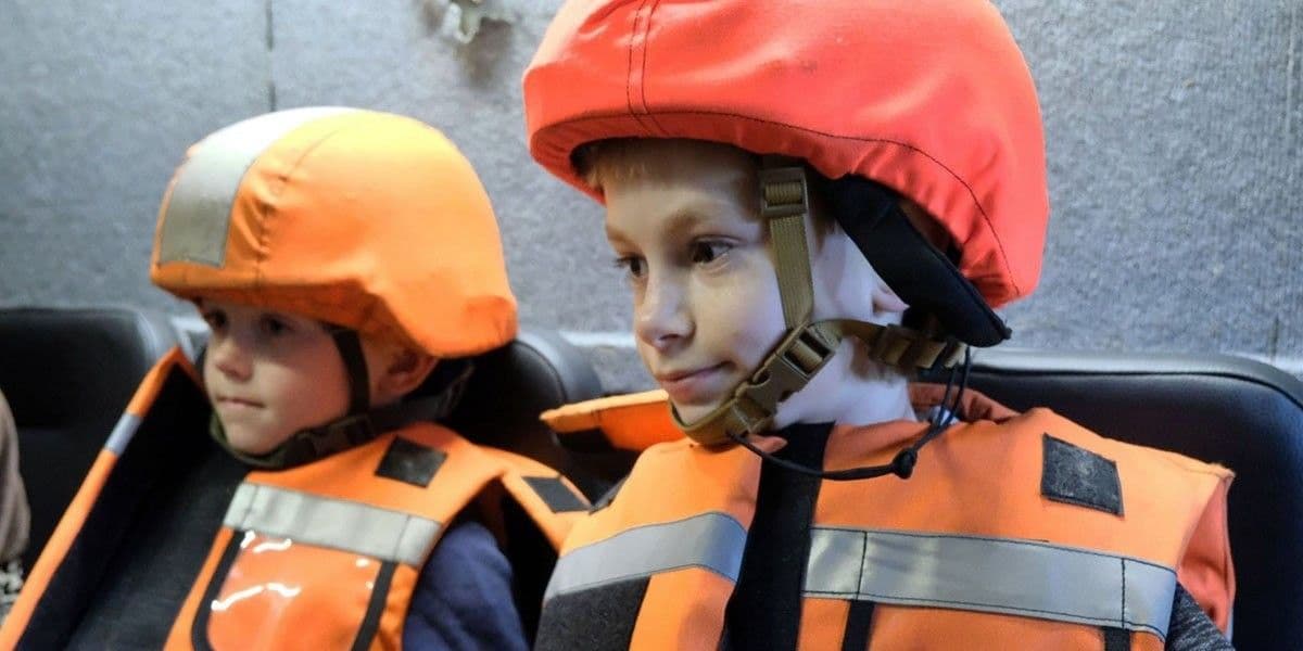 Із зони примусової евакуації Краматорської громади поліціянти та волонтери вивезли 9 дітей з родинами (фото, відео)