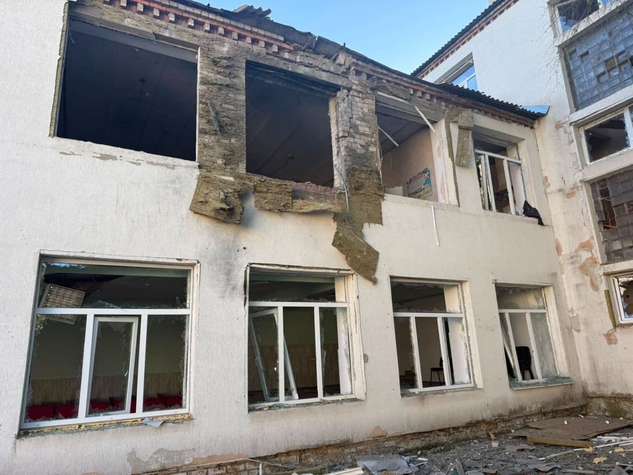 7 ударів безпілотниками за добу: у Краматорську росіяни атакували заправку, освітній заклад і супермаркет (фото)