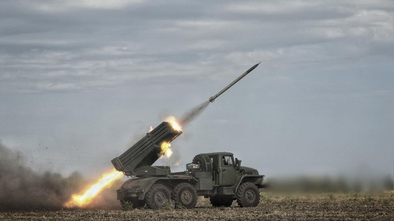 <em>Фото: <a>РСЗВ</a>. <a href="https://ns-plus.com.ua/rszv-cze-shho-take-reaktyvna-systema-zalpovogo-vognyu/">ns-plus.com.ua</a></em>