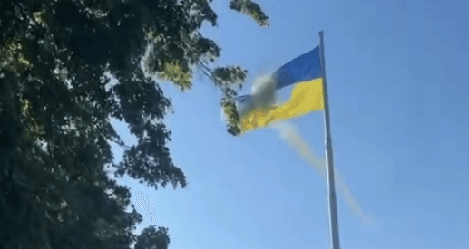 У мережі показали, як рашисти знову зробили дірку в Державному Прапорі України в Краматорську (відео)