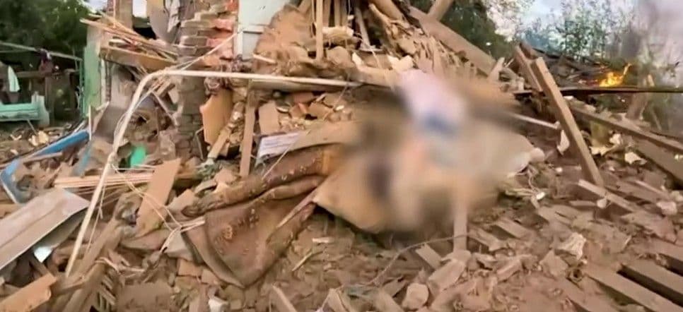 У поліції показали, як забирали з руїн будинка у Дружківці жінку (відео)