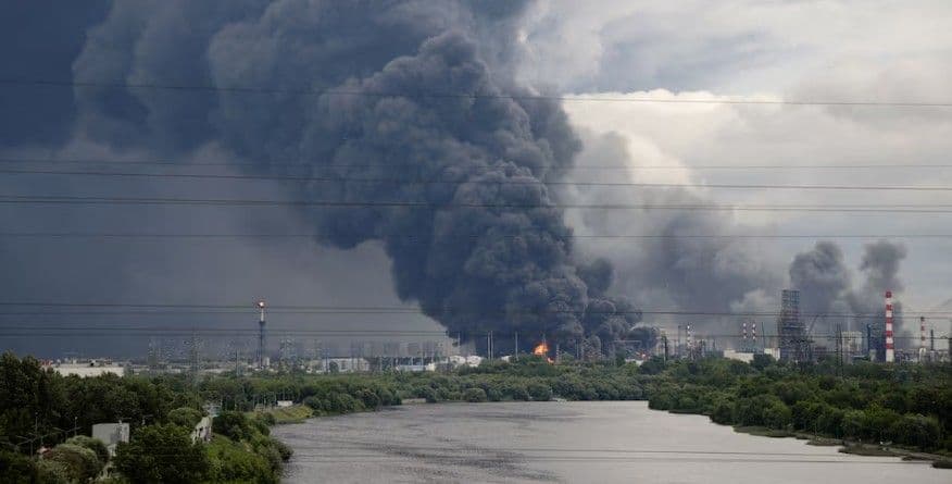 Густые клубы дыма с пламенем поднимаются над нефтеперерабатывающим заводом после атаки украинского беспилотника в Москве 18 июня 2026 года. Фото с сайта Reuters
