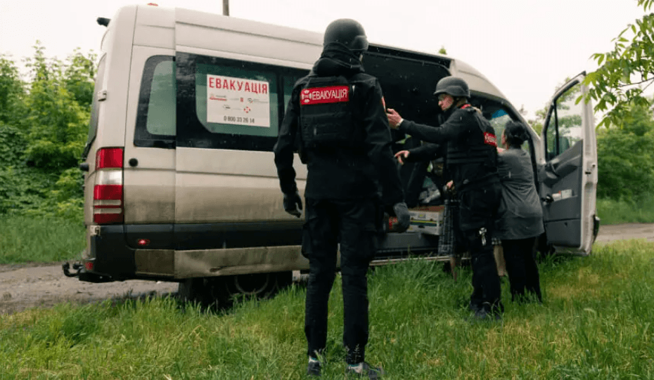 <em>Як у БФ "Схід SOS" організовують евакуацію маломобільних людей і лежачих хворих з прифронту. Фото: БФ "Схід SOS"</em>