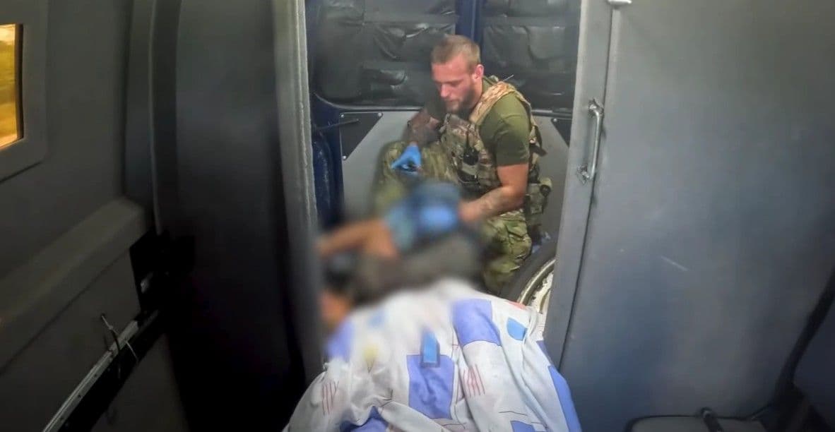 З Дружківки на Донеччині евакуювали важкопоранених і подружжя, яке втратило сина (фото, відео)