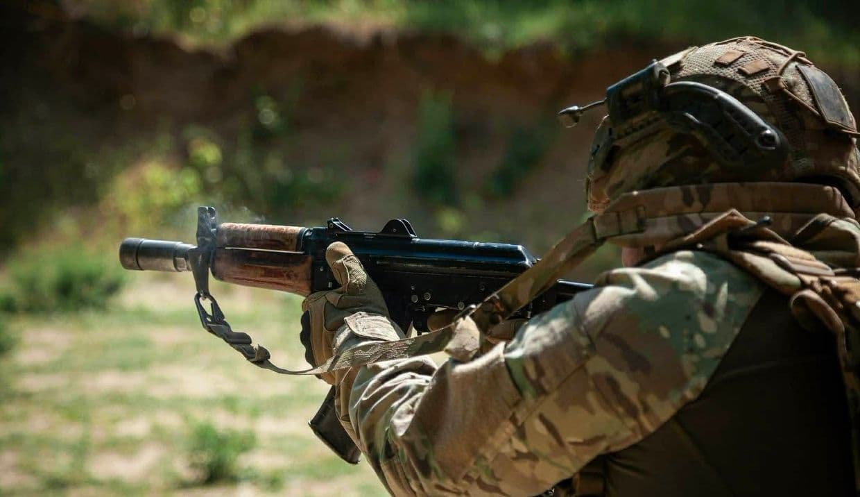<em>1 окрема важка механізована бригада Сіверська. Військовий зі зброєю.</em>