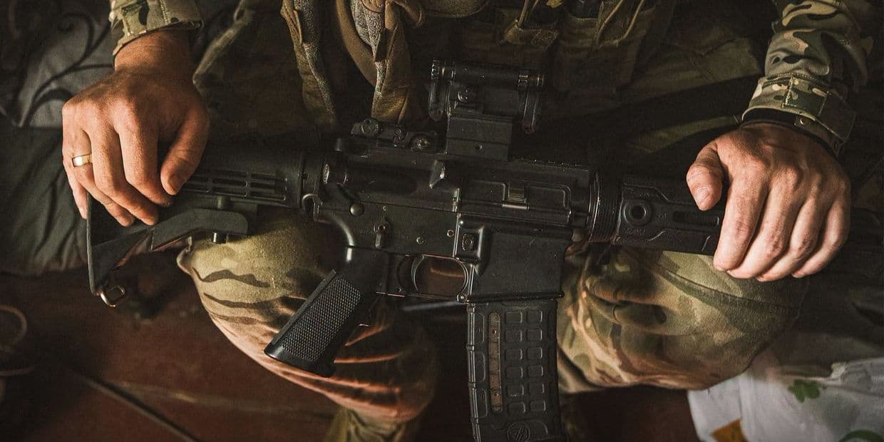 Автомат М4 у руках українського захисника. Фото: 101-ша окрема бригада охорони ГШ ЗСУ ім. генерал-полковника Генадія Воробйова 