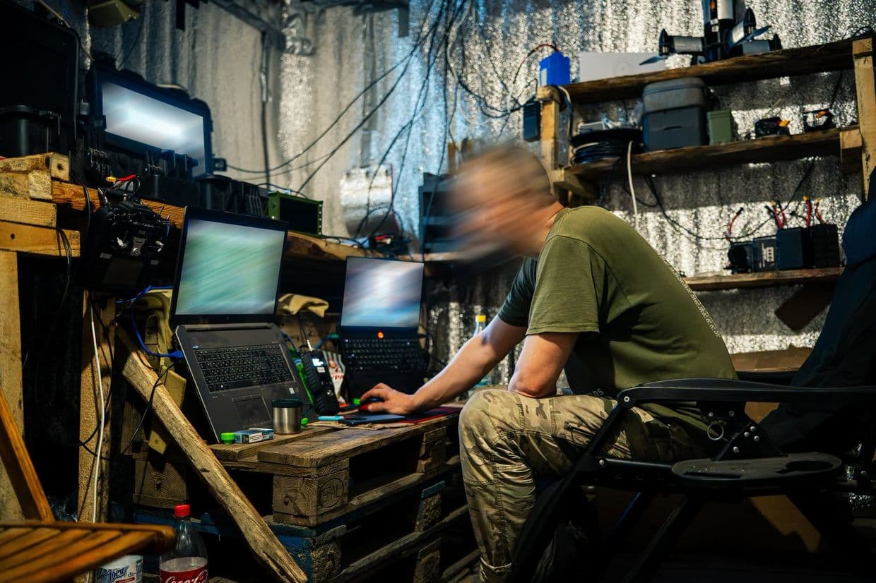 Робота з безпілотним комплексом перехоплення підрозділу "STRAЖ" бригади "Помста". Фото: Володимир Потапенко