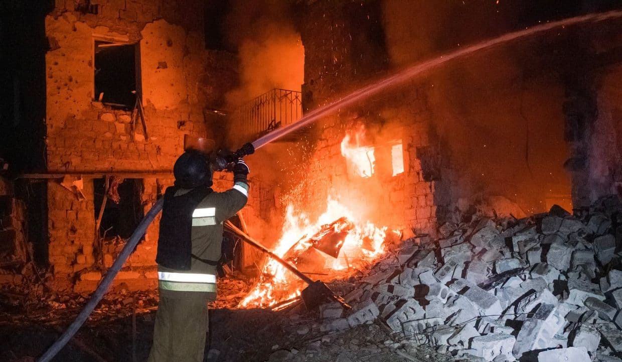 Вогнеборці показали, як гасили пожежі у житловій забудові Краматорська після російського авіаудару (фото, відео)