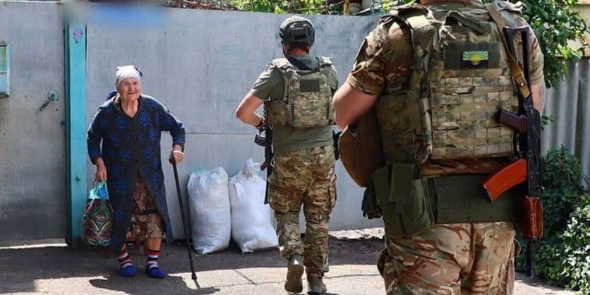 З Дружківки вивезли ще 4 маломобільних людей і чихуахуа Марусю (фото, відео)