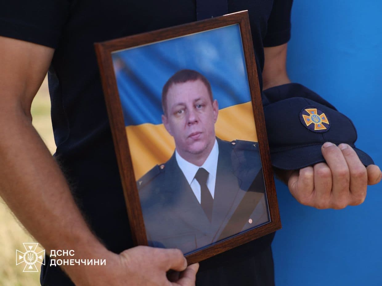 <em>На Рівненщині відбулося прощання із загиблим від ворожої атаки на Донеччині рятувальником Федором Ганінцем. Фото: ДСНС</em>