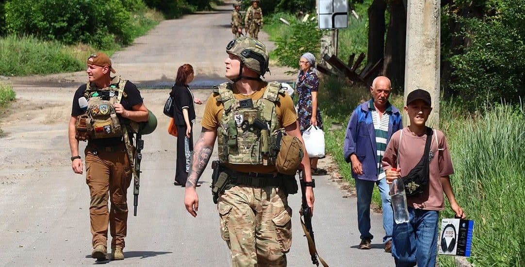 "Белые ангелы" эвакуировали из Дружковки 2 семьи: пешком выводили детей из-под обстрелов (фото, видео)