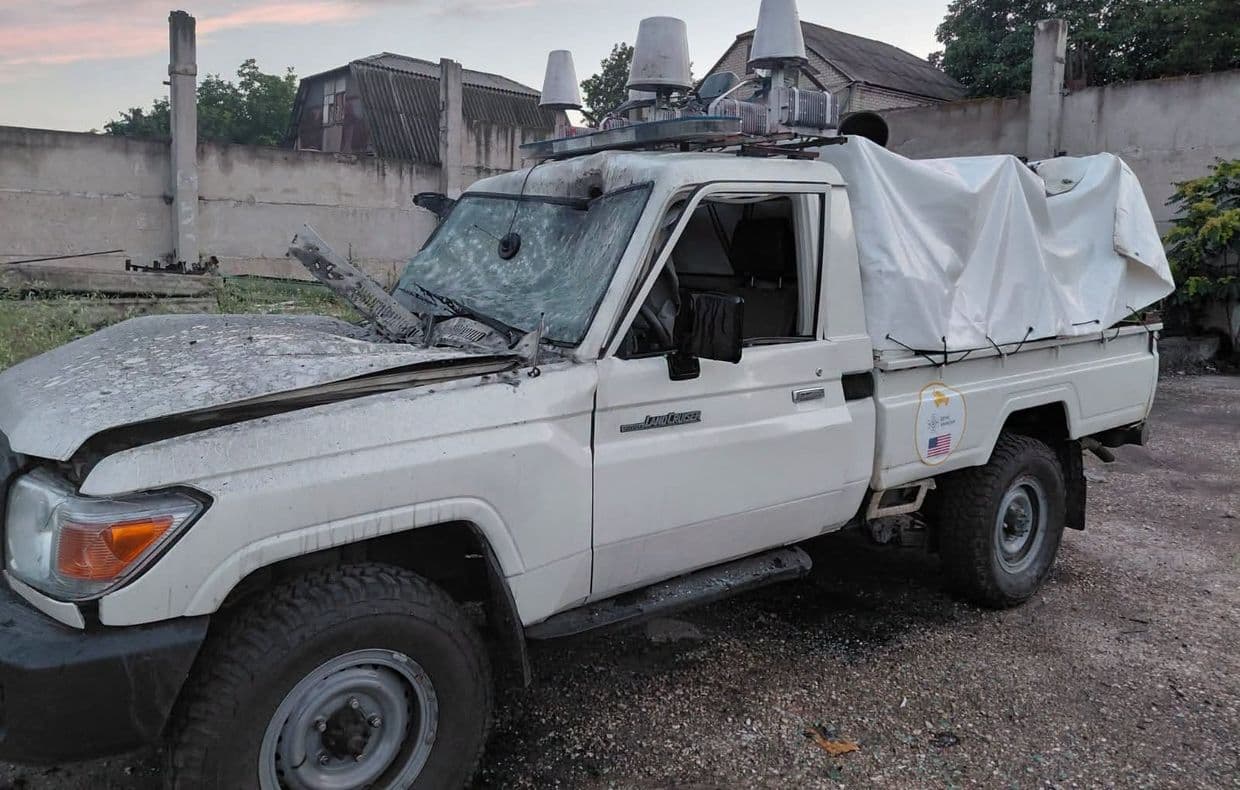 У Краматорську на Донеччині ворожий FPV-дрон пошкодив автомобіль рятувальників (фото)