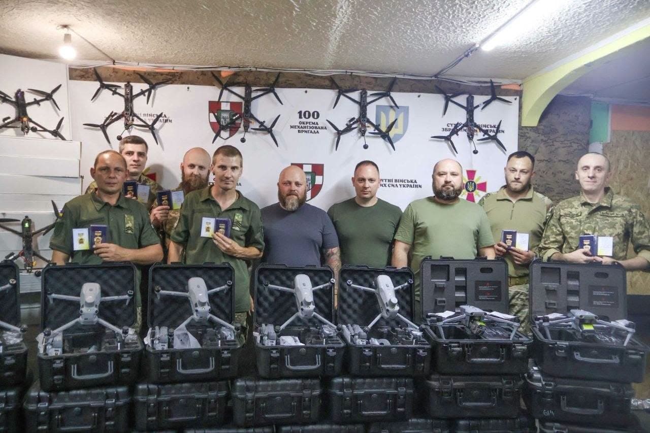 Бійці 100 ОМБр отримали від Луганщини чергову партію квадрокоптерів і відзнаки (фото)