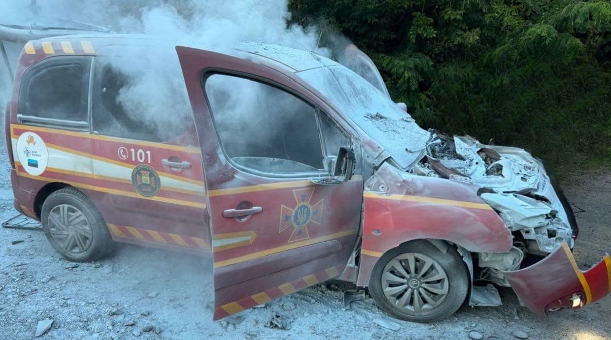 У Краматорську російський FPV-дрон атакував автомобіль офіцерів-рятувальників громад (фото)