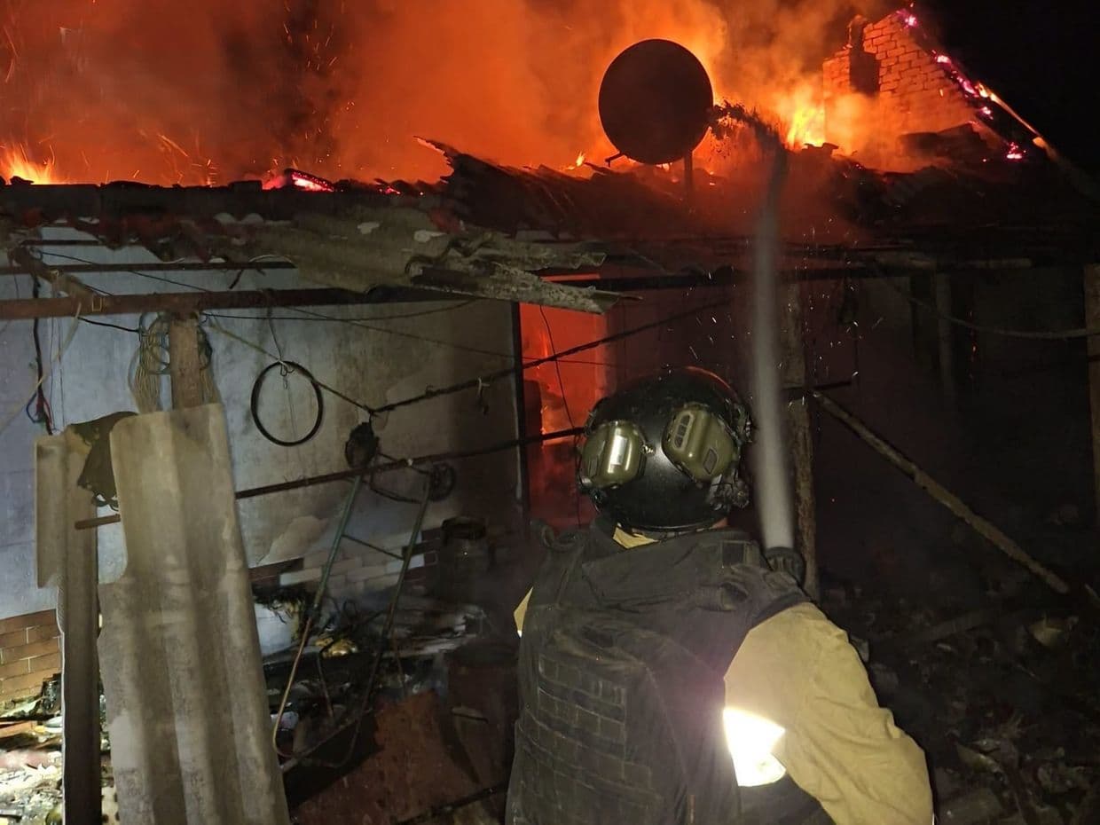 Унаслідок російського удару по Новодонецькому на Донеччині пошкоджено житло, виникла пожежа (фото)