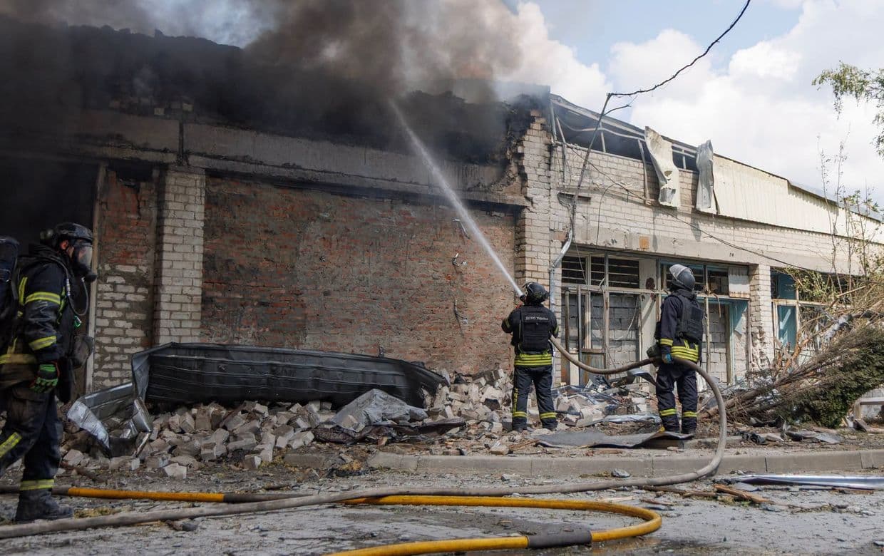 Унаслідок авіаудару по Краматорську вогнеборці ліквідували масштабну пожежу на підприємстві (фото, відео)