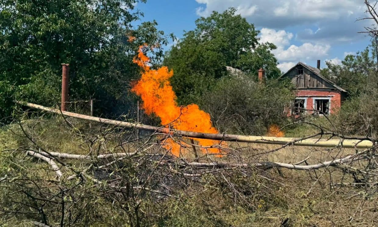 У Слов'янську вогнеборці ліквідували 2 пожежі, 1 з яких була спричинена ворожим обстрілом (фото)