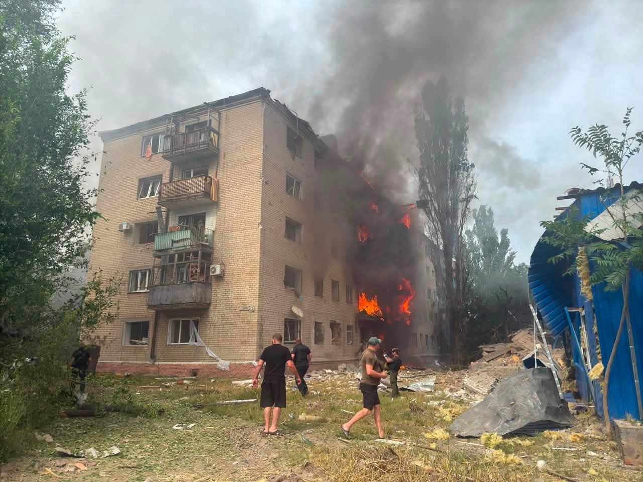 Рашисти вдарили по Слов'янську: пошкоджено щонайменше 7 багатоповерхівок (фото)