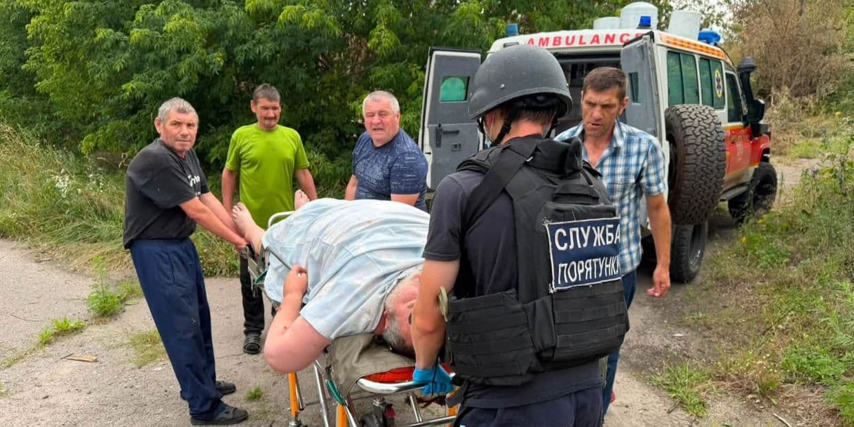 Підозра на інсульт: у Святогірську рятувальники допомогли з терміновою госпіталізацією чоловіка (фото)