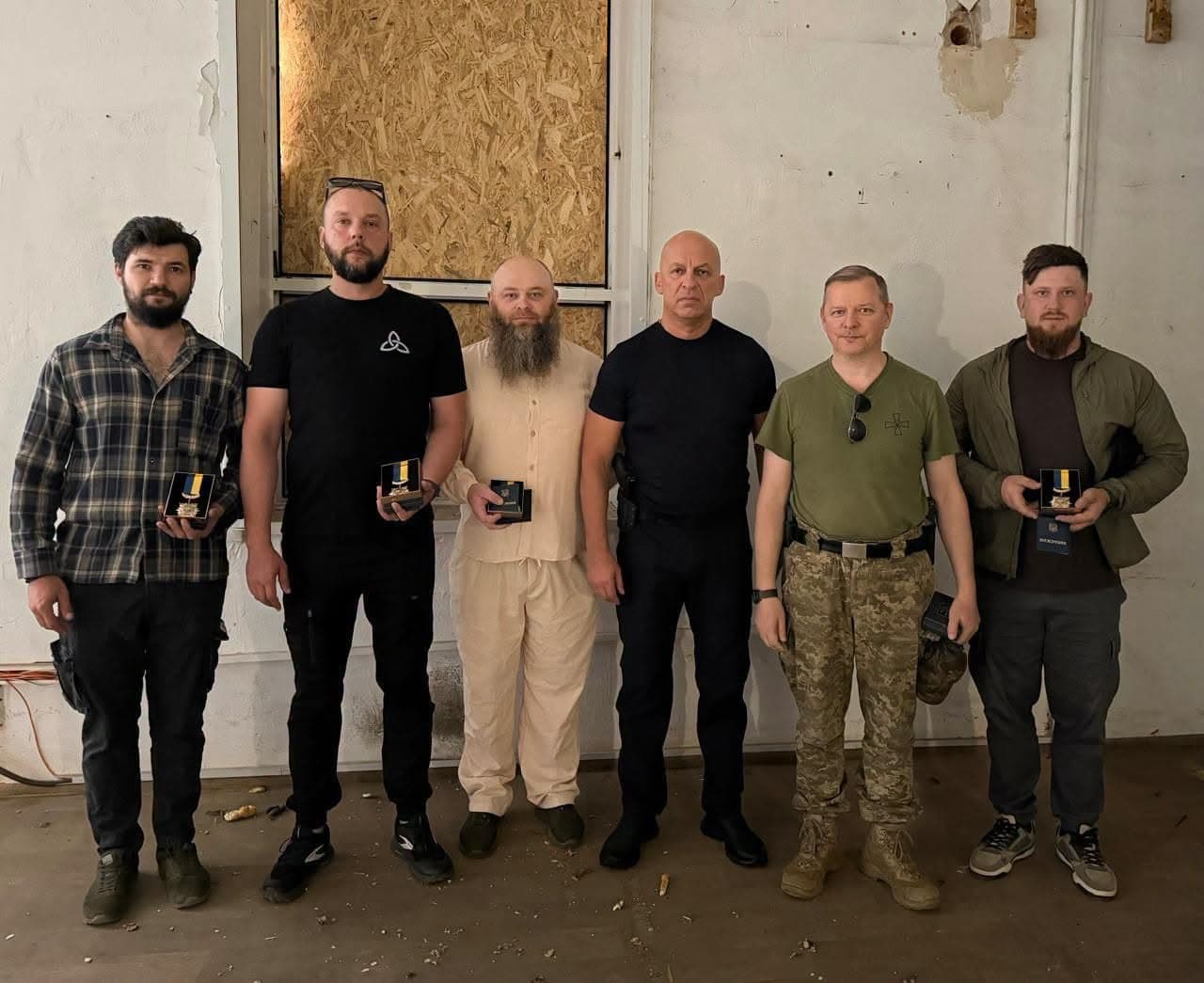 Філашкін нагородив Олега Ляшка та його дронарів нагрудними знаками "Захисник Донеччини"