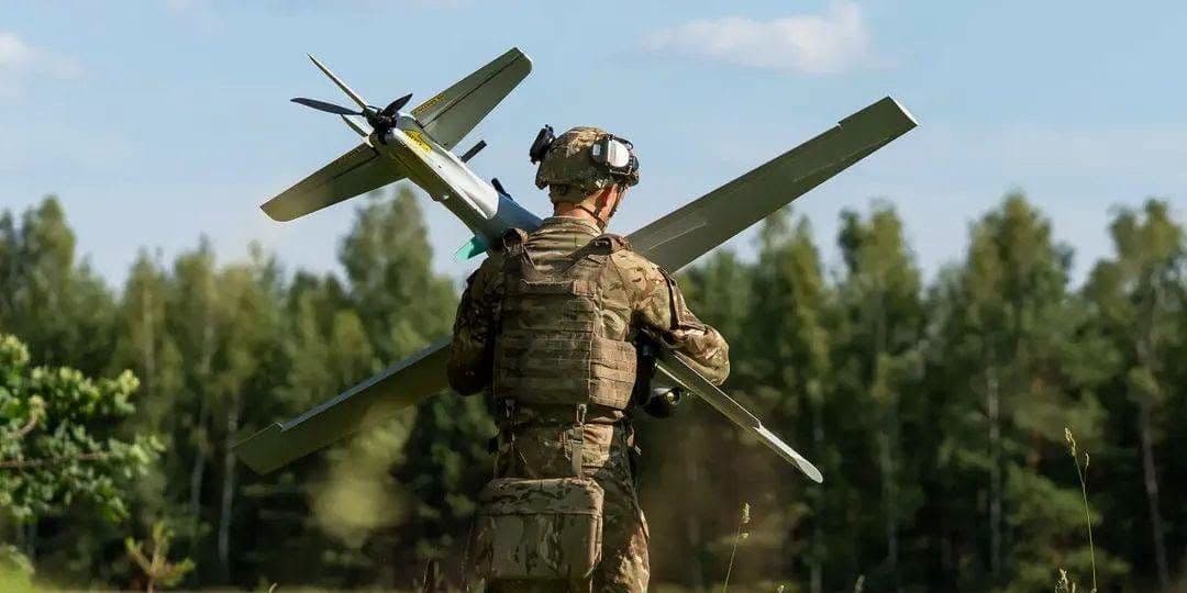 Украинский защитник с дроном. Фото: Черный лес