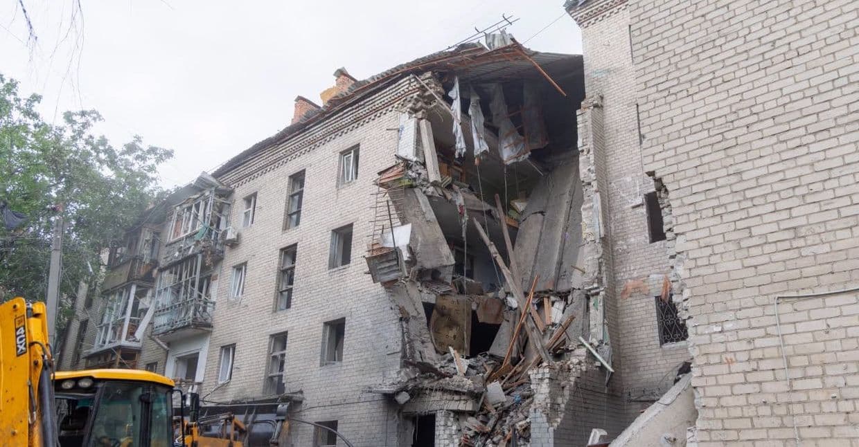 Рятувальники дістали людей з-під завалів і забрали нерозірвану КАБ: наслідки обстрілу Слов'янська (фото, відео)