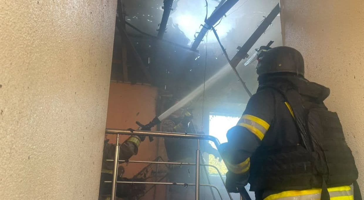 У Слов'янську та Краматорську гасили пожежі житла, виниклі внаслідок російських обстрілів (фото, відео)