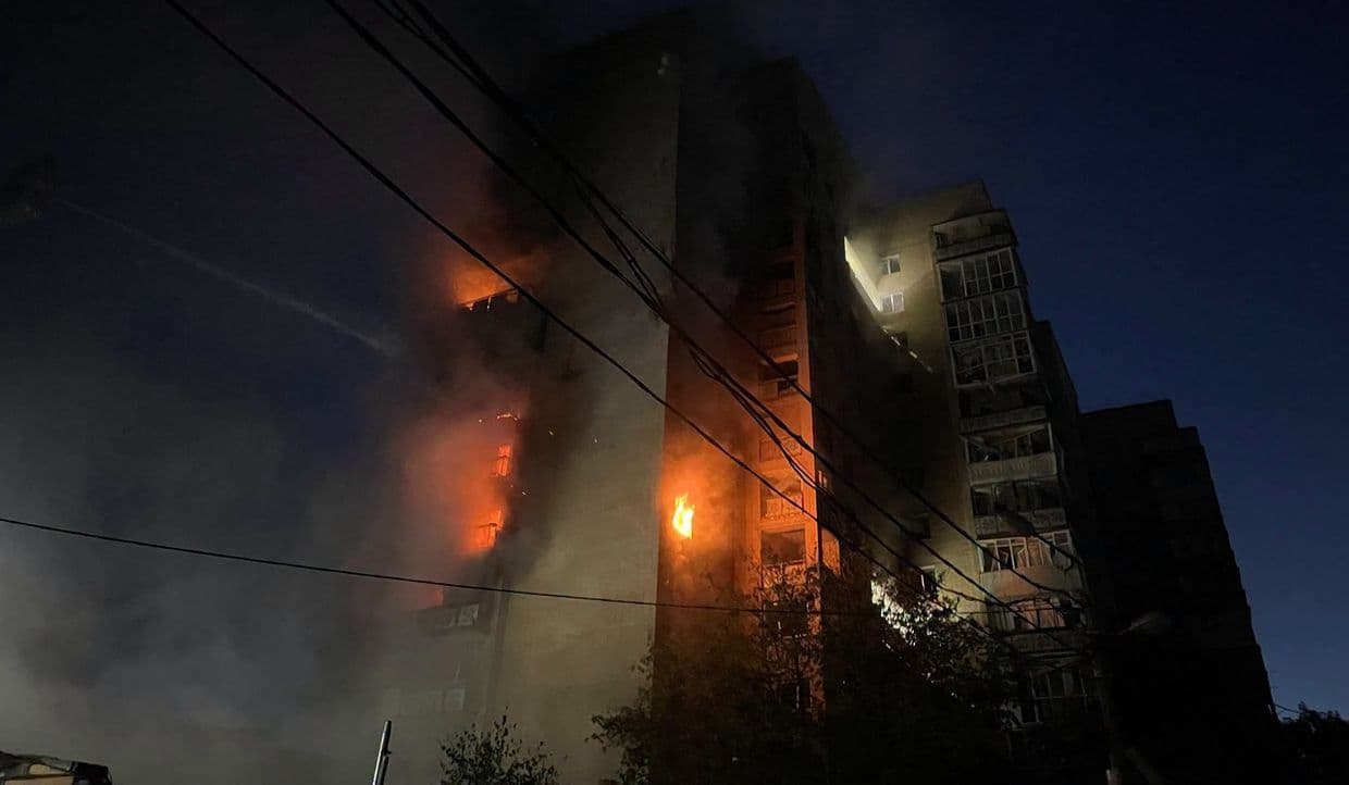 У Краматорську врятували 2 людей після російського бомбового удару (фото, відео)