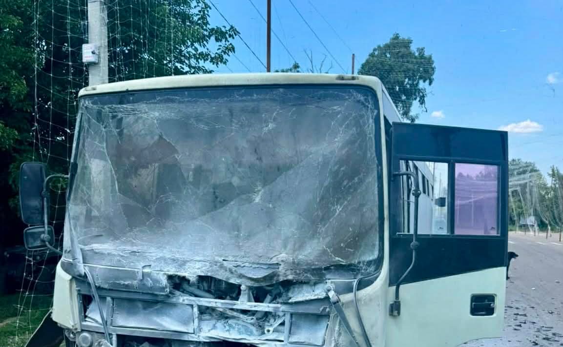 У Краматорську росіяни вдарили дроном по автобусу