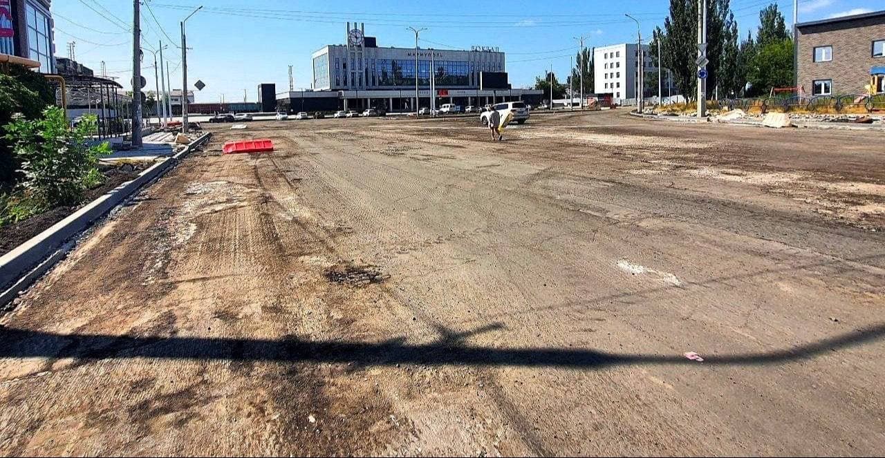 <em>Біля залізничного вокзала в окупованому Маріуполі. Фото з Телеграм. </em>