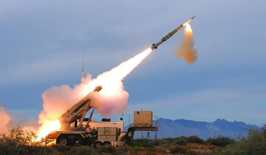 Запуск зенітної ракети з пускової установки ЗРК Patriot PAC-3. Фото: Мілітарний