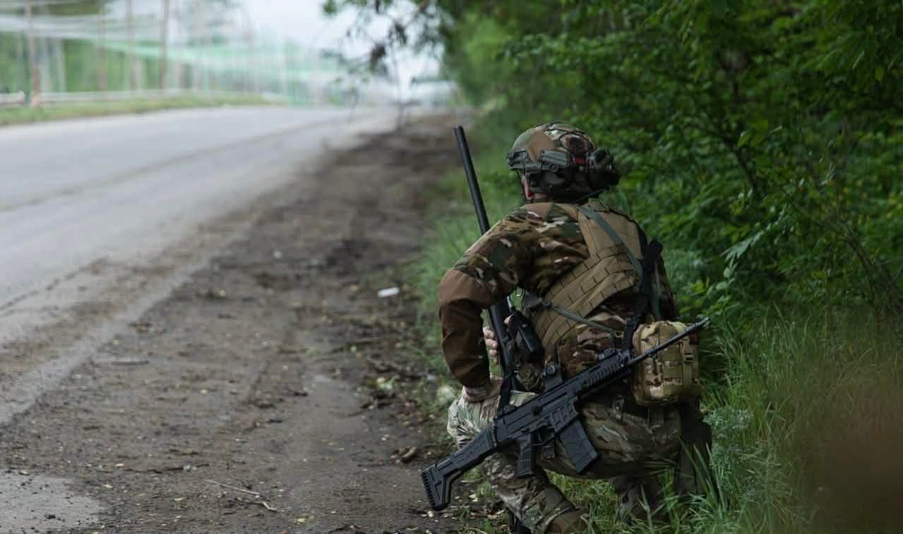 <em>Фото: 24-я ОМБр имени короля Даниила. Военнослужащий у дороги</em>