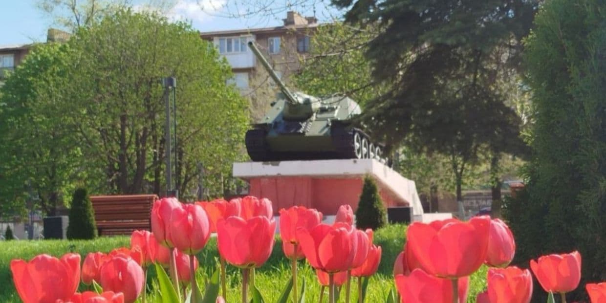 В окупованому Алчевську розгорнули пропагандистський проєкт "Канікули зі Знанням". Фото з відкритих джерел