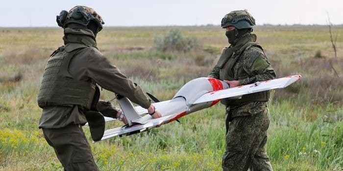 Бійці російської окупаційної армії з дроном. Фото з відкритих джерел