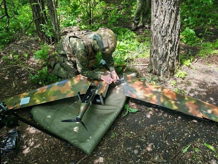 Боєць російської окупаційної армії з дроном. Фото з відкритих джерел