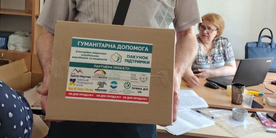 Видача допомоги. Фото: Центр підтримки ВПО Волноваського району "Пліч-о-пліч"