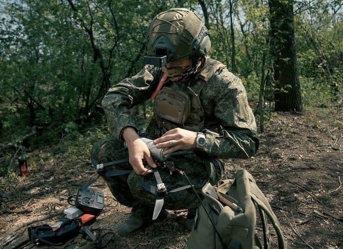 Боєць російської окупаційної армії з дроном. Фото з відкритих джерел