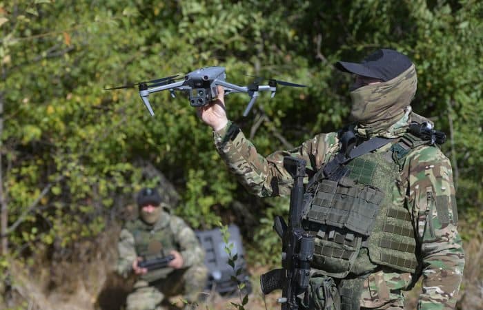Бійці російської окупаційної армії з дроном. Фото з відкритих джерел