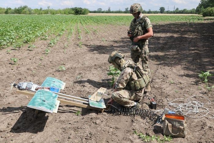 Бійці російської окупаційної армії з дроном. Фото з відкритих джерел