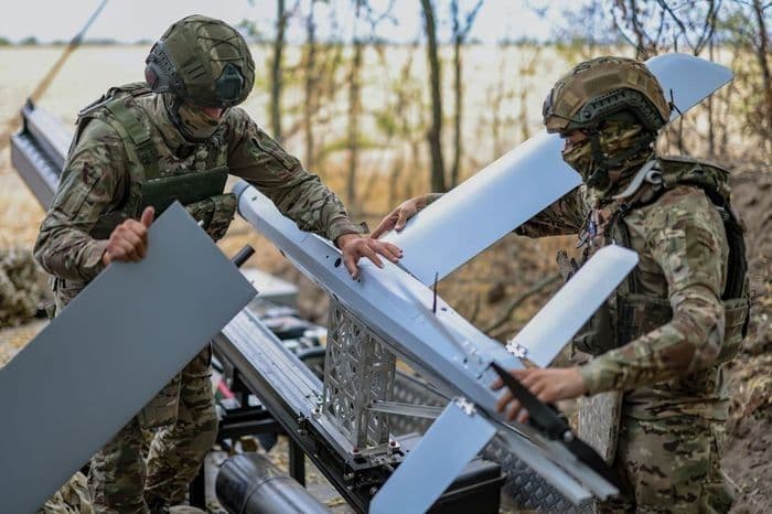 Бойцы российской оккупационной армии с дроном. Фото из открытых источников
