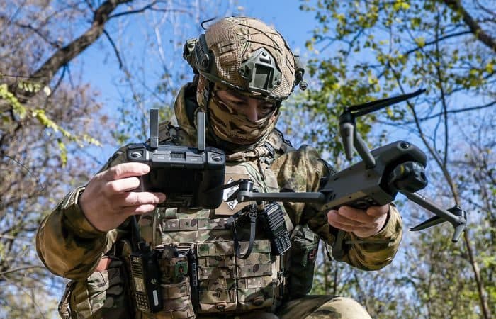 Боєць російської окупаційної армії з дроном. Фото з відкритих джерел