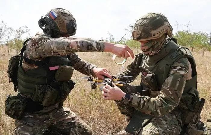 Бойцы российской оккупационной армии с дроном. Фото из открытых источников