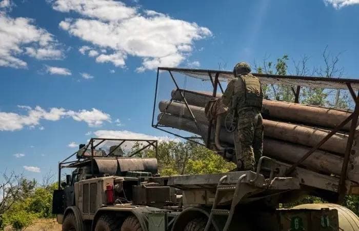 Російська РСЗВ 9К57 "Ураган" калібру 220 мм. Фото з відкритих джерел