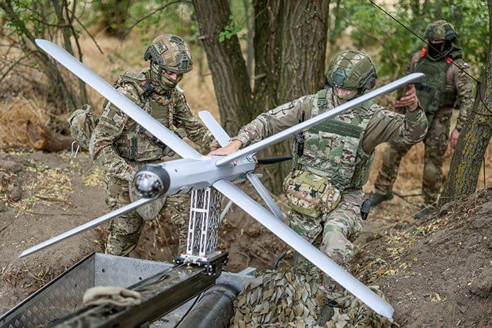 Бійці російської окупаційної армії з дроном. Фото з відкритих джерел