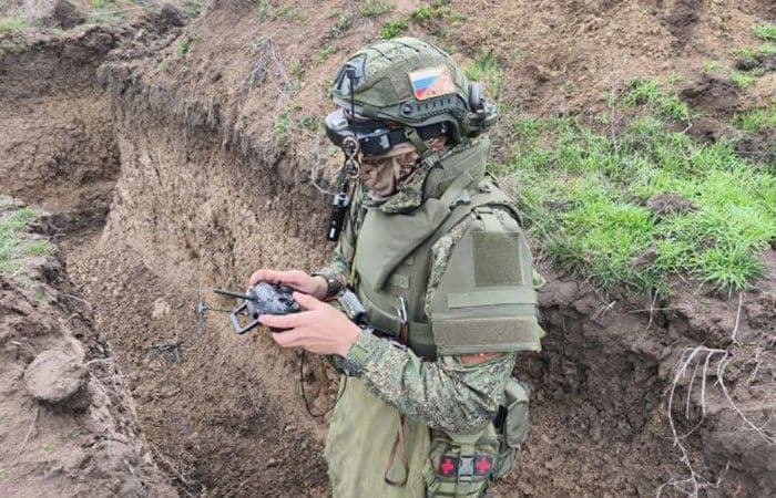 Боєць російської окупаційної армії керує дроном. Фото з відкритих джерел
