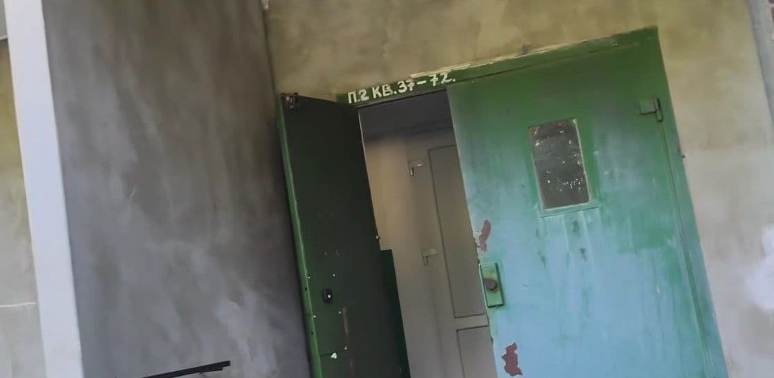 Поліціянти показали перші хвилини після вчорашніх ударів 5 авіабомбами по Краматорську (відео)