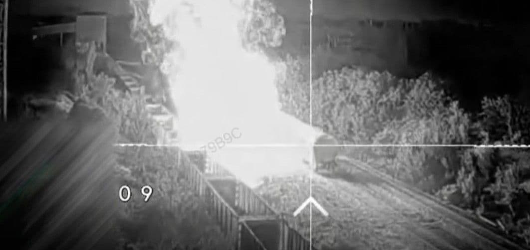 Дронарі К-2 спалили ешелон з цистернами у районі окупованого Шахтарська на Донеччині (відео)