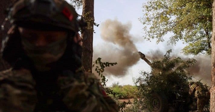 Стріляє гармата російської окупаційної армії. Фото з відкритих джерел