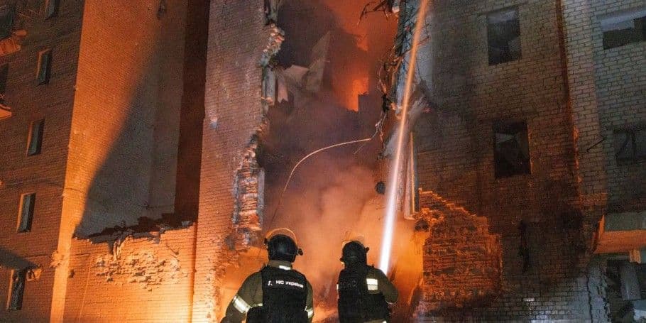 Після бомбардування Краматорська мешканців спускали з поверхів, поряд із якими вже вирувала пожежа (відео)
